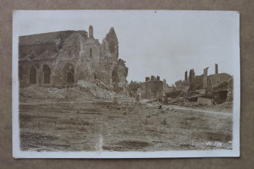 Ansichtskarte Foto AK Moreuil 1914-1918 zerstörte Kirche Häuser Weltkrieg Straße Ortsansicht Frankreich France 80 Somme